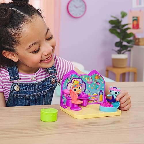 Gabby's Dollhouse Travel Themed Figure Set with Gabby Doll, 5 Cat Toys & Accessories C7473